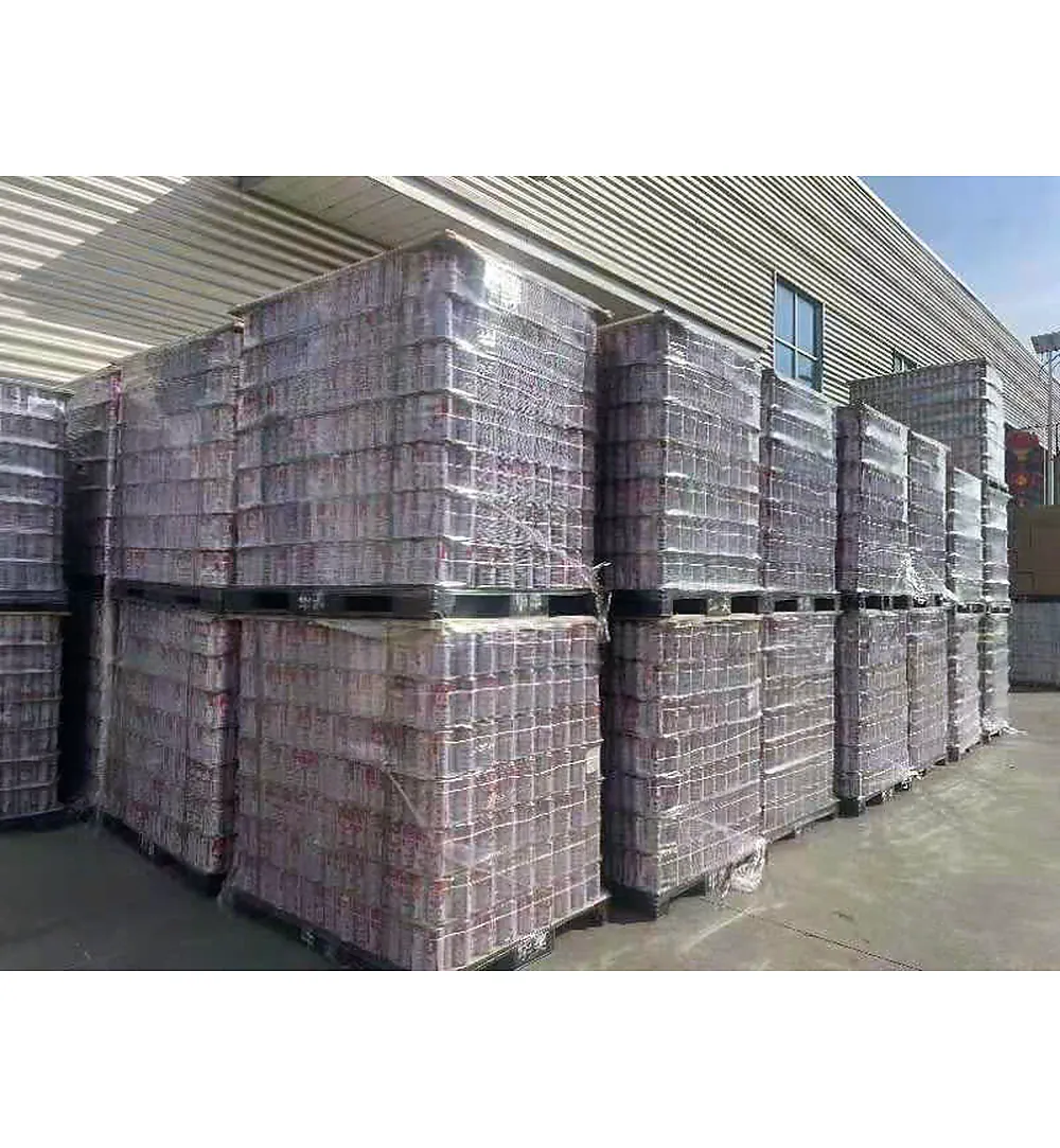 Nhiều pallet lon gas mini butane bọc màng co xếp chồng trước nhà kho