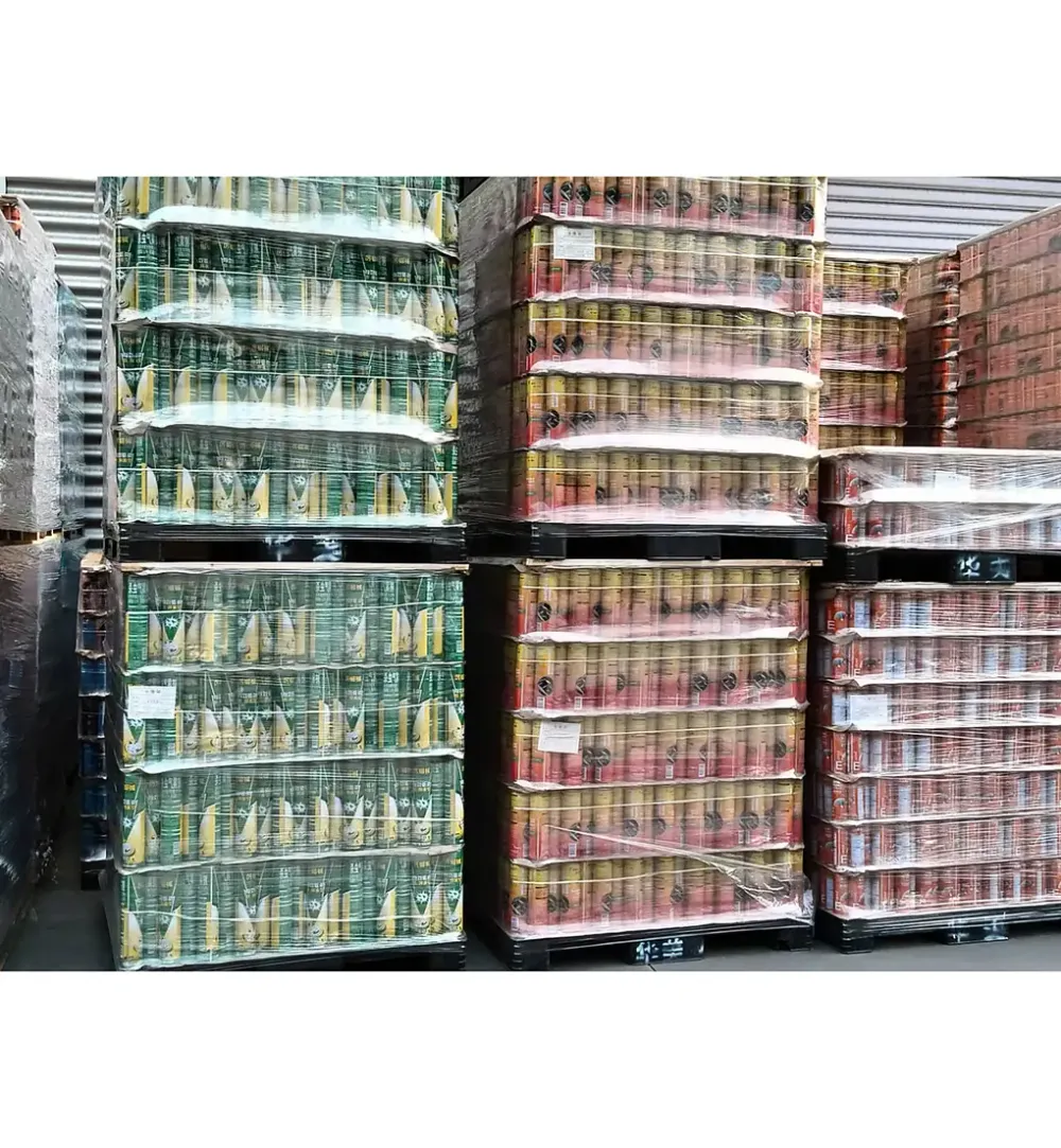 Các pallet thùng carton chứa lon gas mini xếp chồng ngay ngắn trong nhà kho